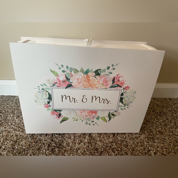 Mr. & Mrs. Expandable File Folder for Wedding Planning - Picture 3 of 7